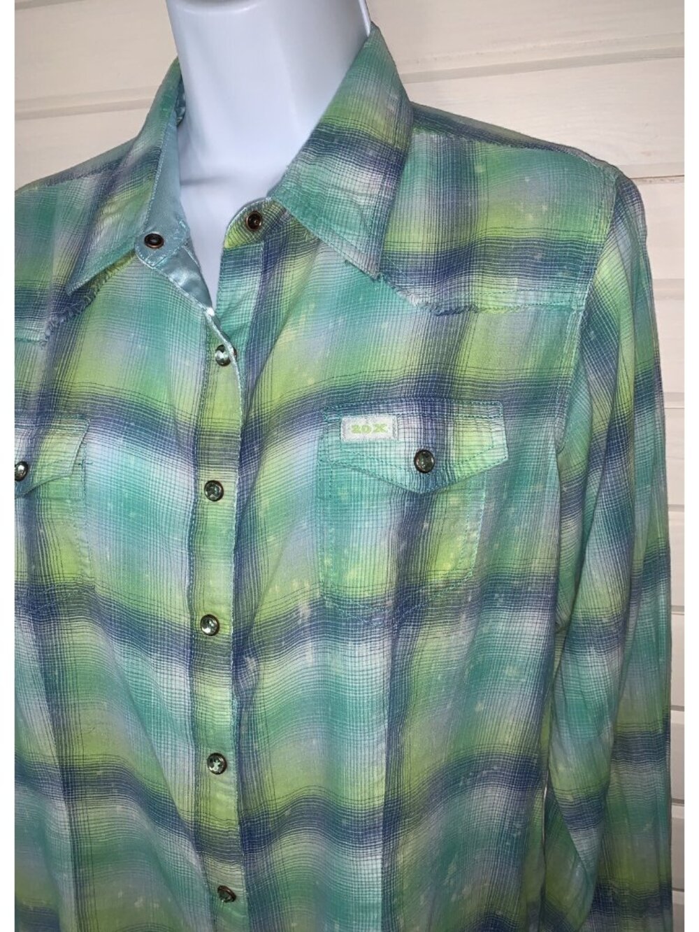Wrangler 20X Sz MEDIUM Aqua Green Plaid Distressed Western Plaid Snap Shirt EUC